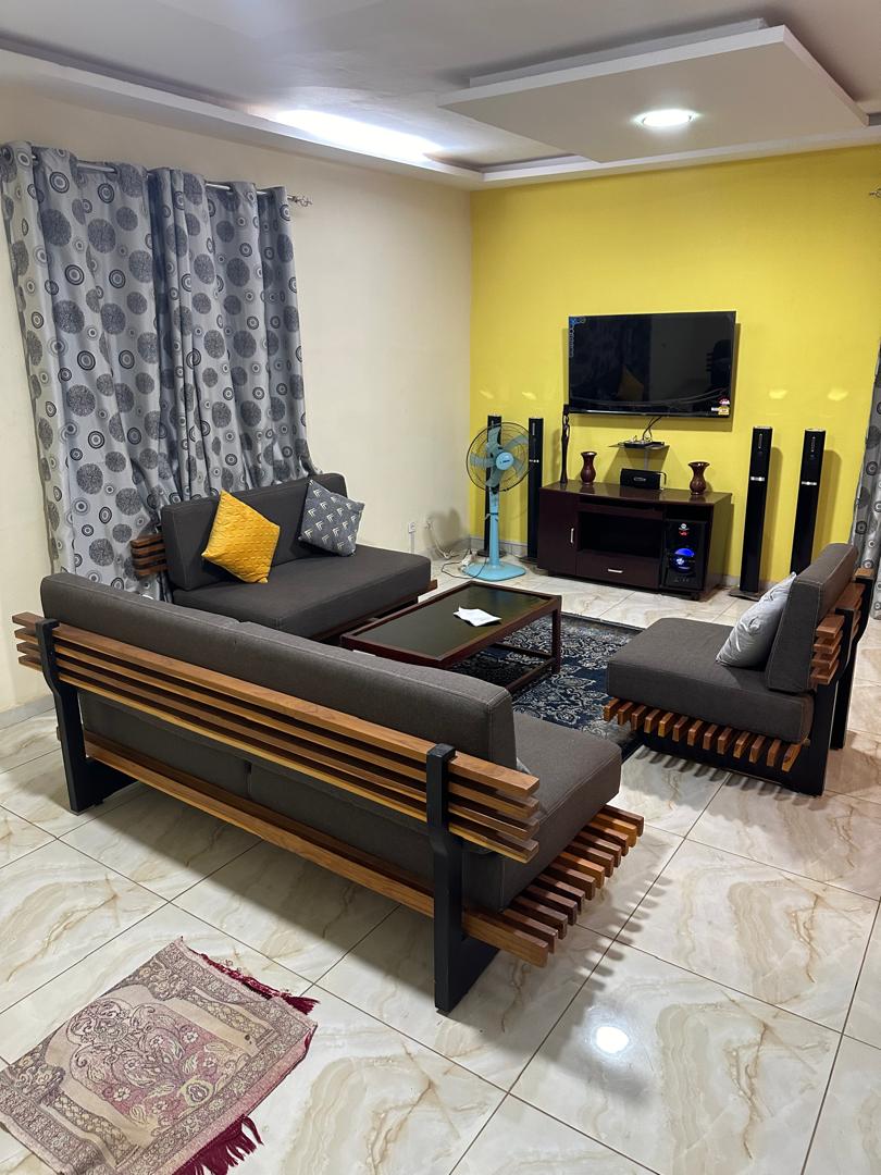 Une superbe résidence meublée Villa de 3 chambres salon avec une très grande cour et un garage